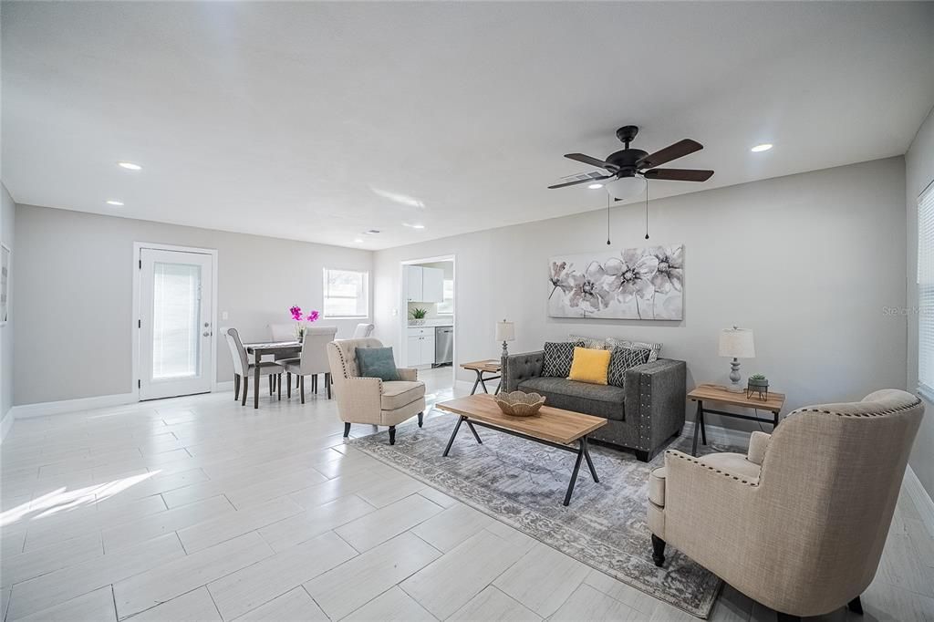 For Sale: $239,900 (2 beds, 1 baths, 994 Square Feet)