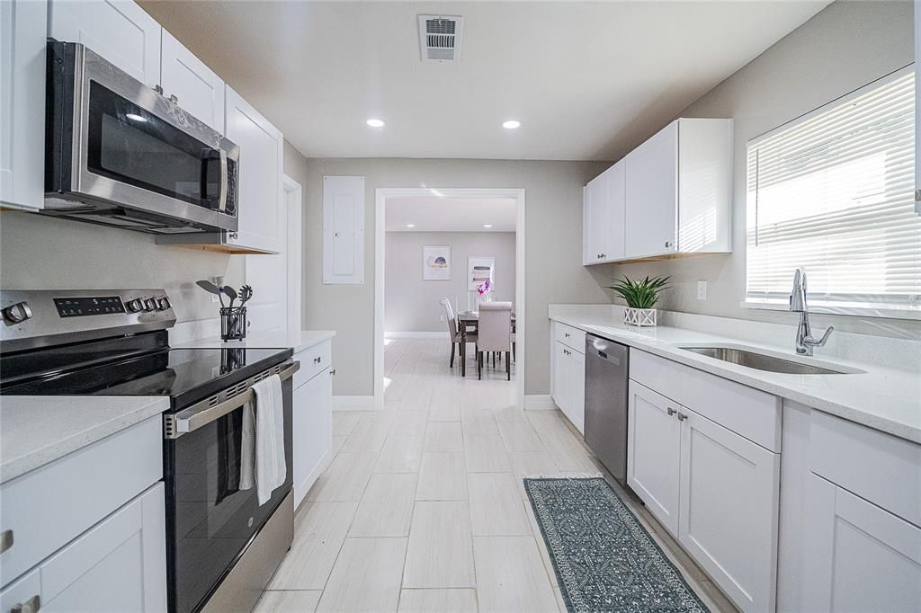 For Sale: $239,900 (2 beds, 1 baths, 994 Square Feet)