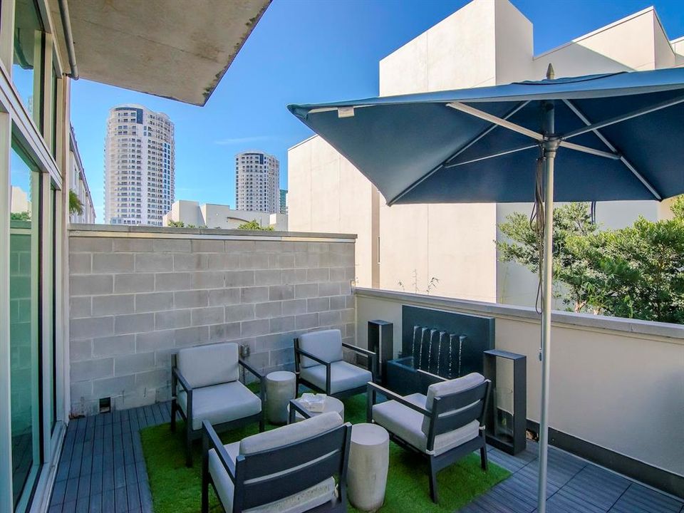 For Rent: $3,250 (1 beds, 1 baths, 899 Square Feet)