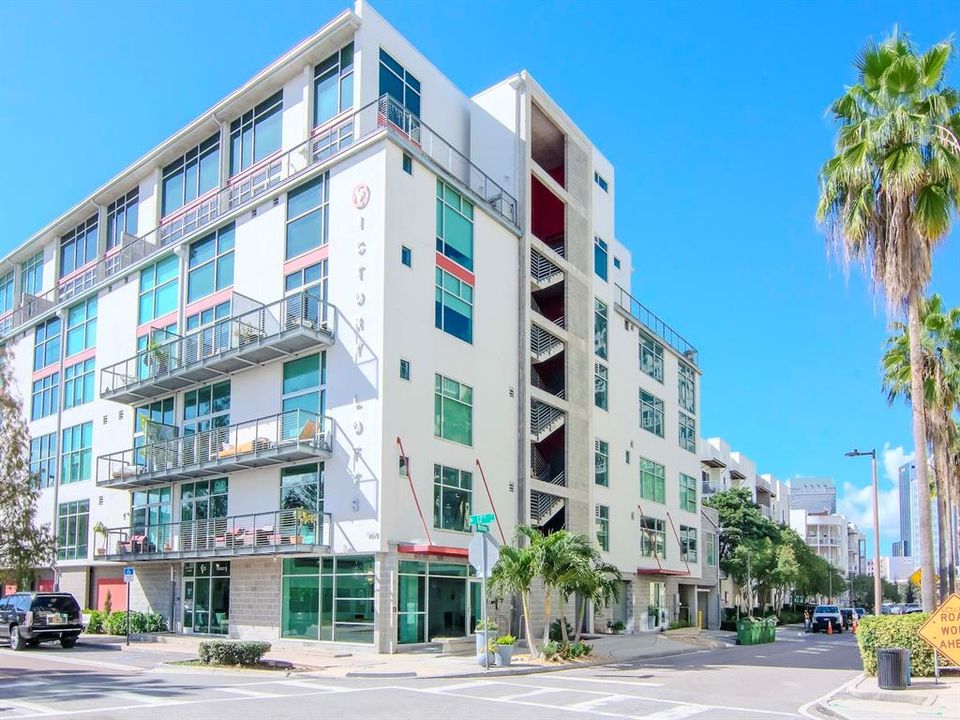 For Rent: $3,250 (1 beds, 1 baths, 899 Square Feet)