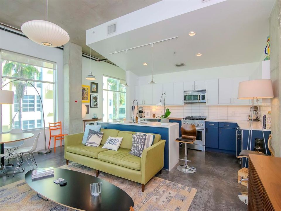 For Rent: $3,250 (1 beds, 1 baths, 899 Square Feet)