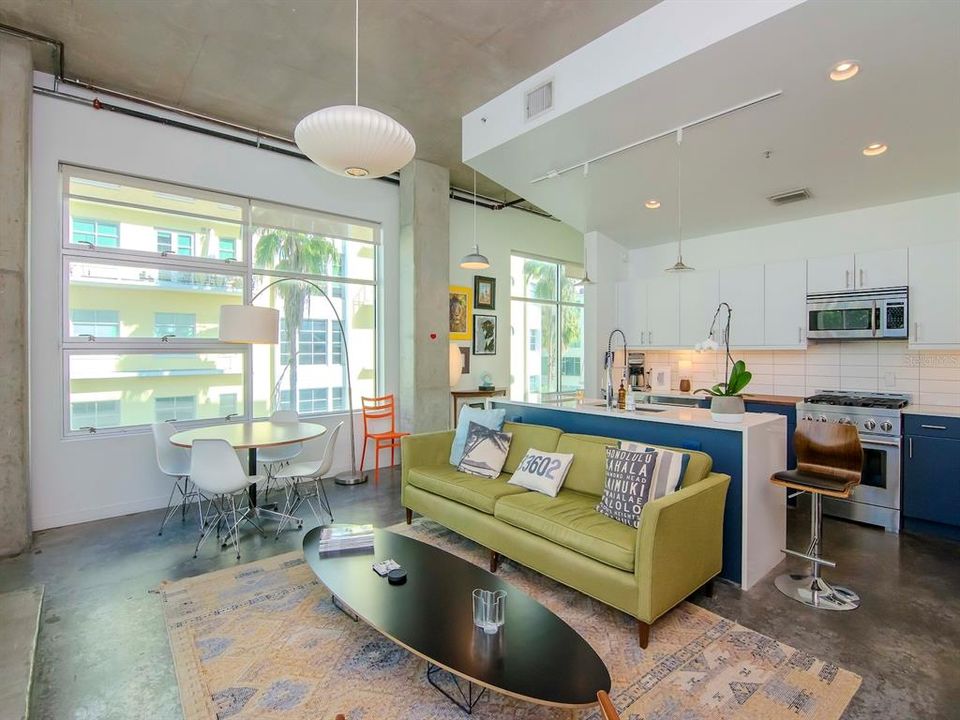 For Rent: $3,250 (1 beds, 1 baths, 899 Square Feet)