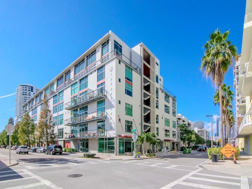 For Rent: $3,250 (1 beds, 1 baths, 899 Square Feet)