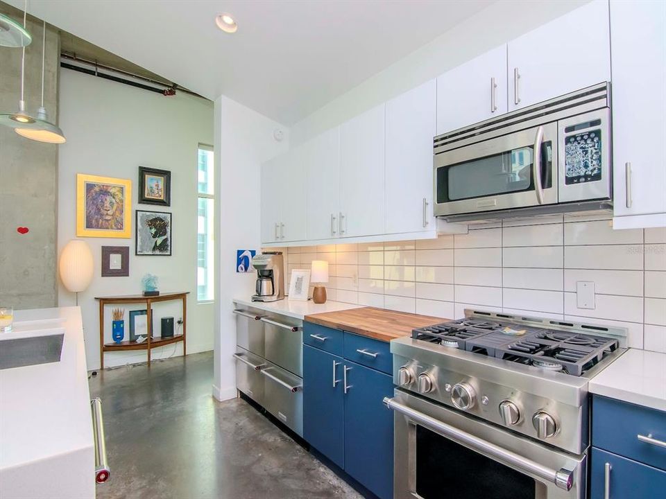 For Rent: $3,250 (1 beds, 1 baths, 899 Square Feet)