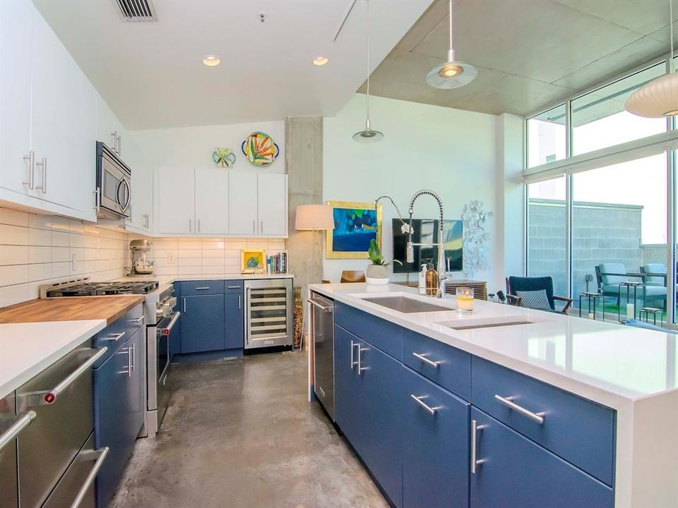 For Rent: $3,250 (1 beds, 1 baths, 899 Square Feet)