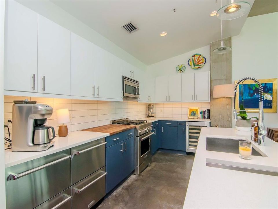 For Rent: $3,250 (1 beds, 1 baths, 899 Square Feet)