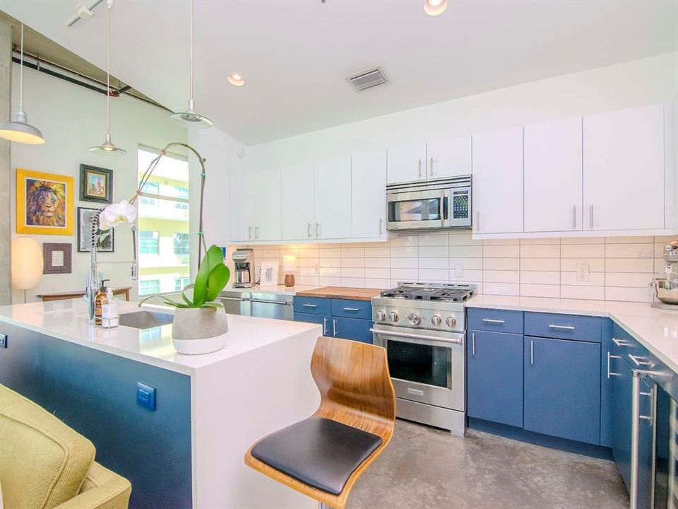 For Rent: $3,250 (1 beds, 1 baths, 899 Square Feet)