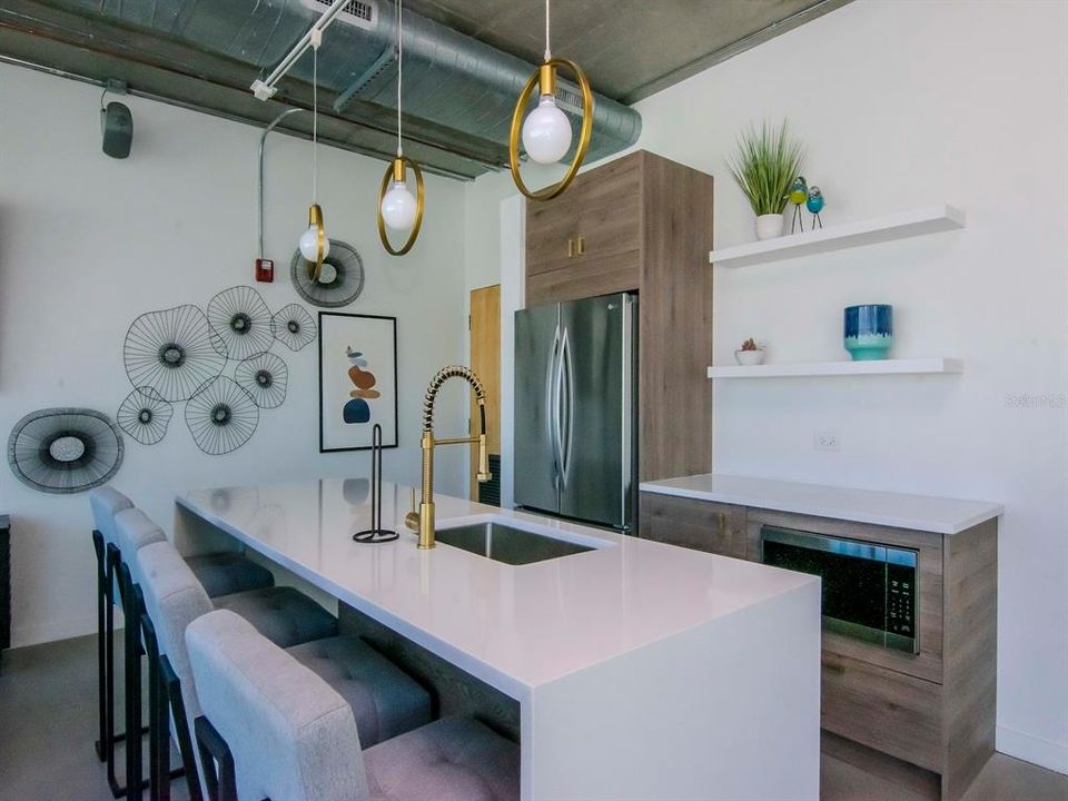 For Rent: $3,250 (1 beds, 1 baths, 899 Square Feet)