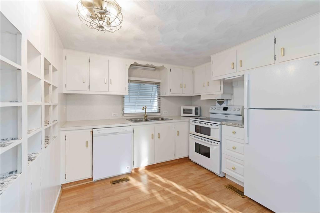 For Sale: $110,000 (2 beds, 1 baths, 460 Square Feet)