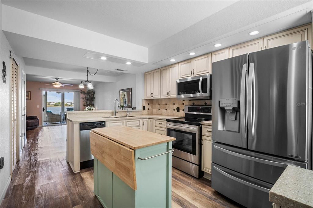 For Sale: $189,000 (2 beds, 2 baths, 1078 Square Feet)