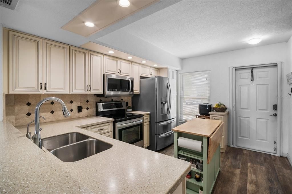 For Sale: $189,000 (2 beds, 2 baths, 1078 Square Feet)