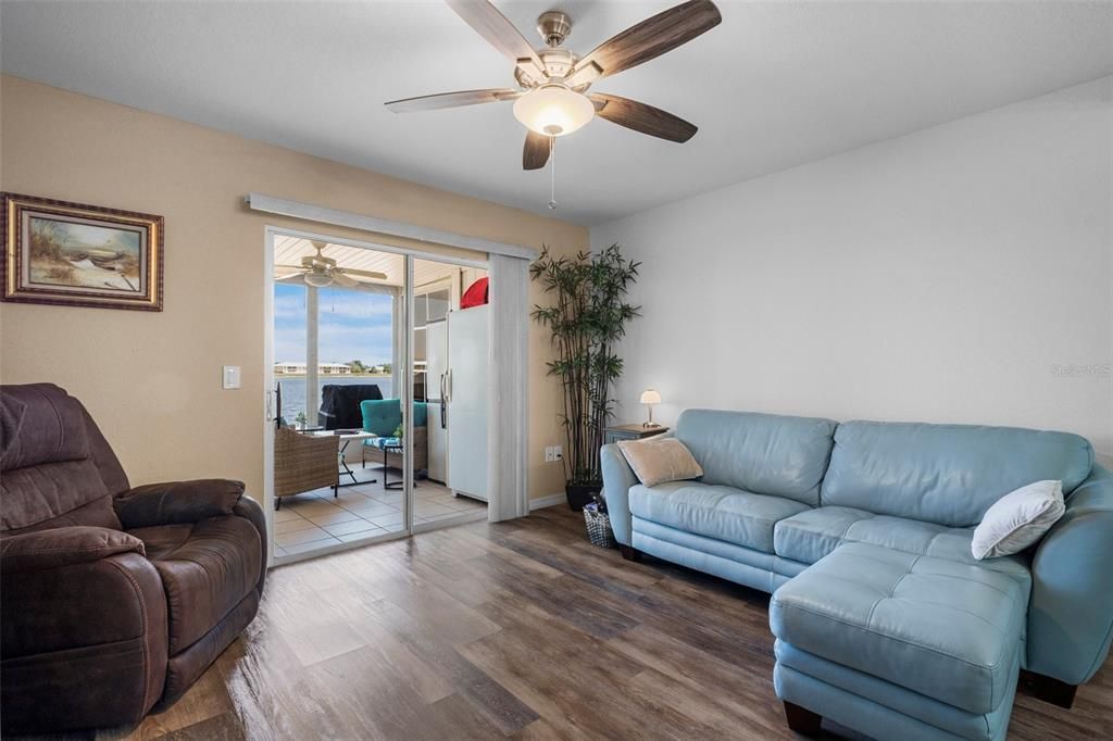 For Sale: $189,000 (2 beds, 2 baths, 1078 Square Feet)
