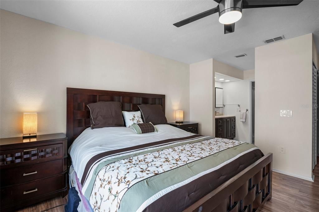 For Sale: $189,000 (2 beds, 2 baths, 1078 Square Feet)