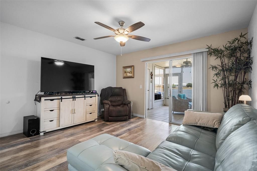 For Sale: $189,000 (2 beds, 2 baths, 1078 Square Feet)