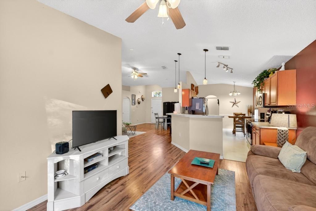 For Sale: $359,900 (3 beds, 2 baths, 1502 Square Feet)