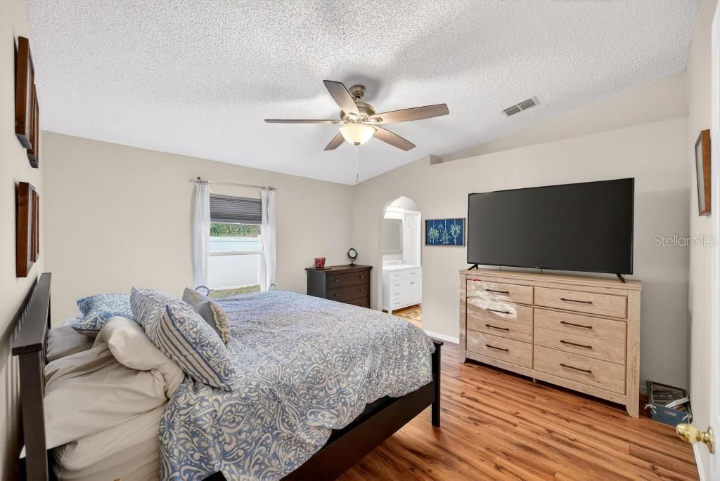 For Sale: $359,900 (3 beds, 2 baths, 1502 Square Feet)