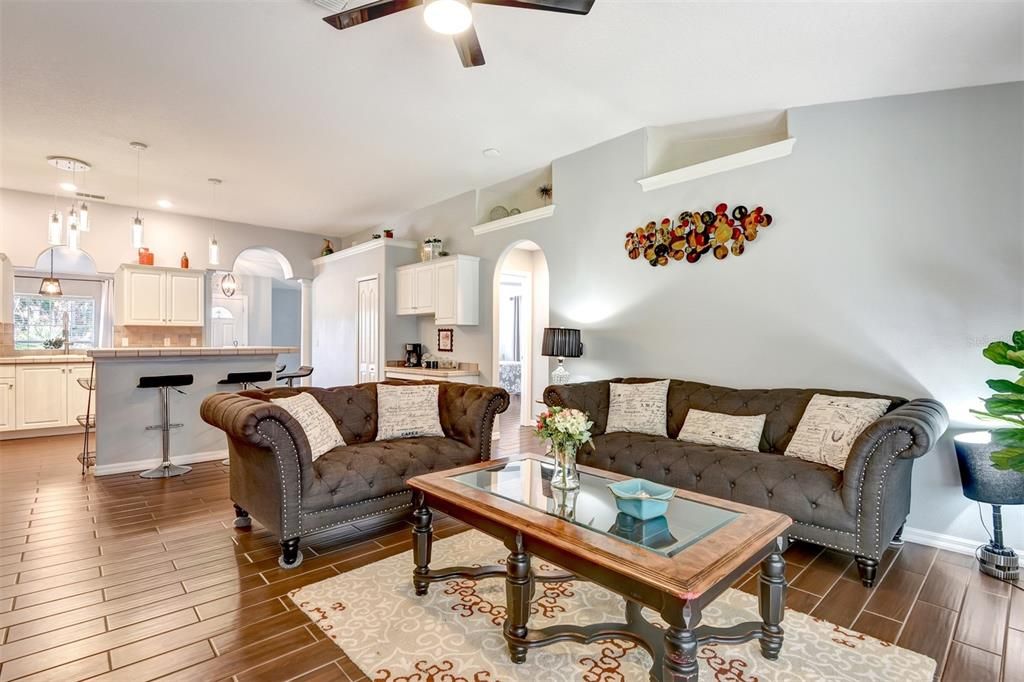 На продажу: $349,000 (3 спален, 2 ванн, 1814 Квадратных фут)