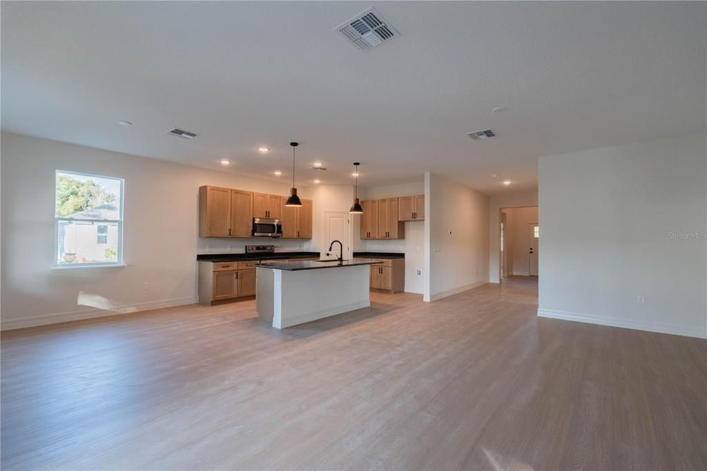 待售: $435,000 (4 贝兹, 2 浴室, 2047 平方英尺)