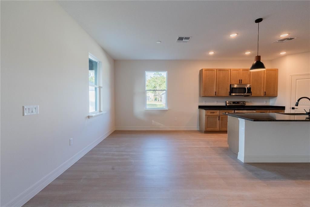 待售: $435,000 (4 贝兹, 2 浴室, 2047 平方英尺)