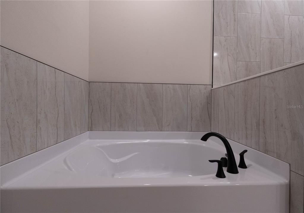 待售: $435,000 (4 贝兹, 2 浴室, 2047 平方英尺)