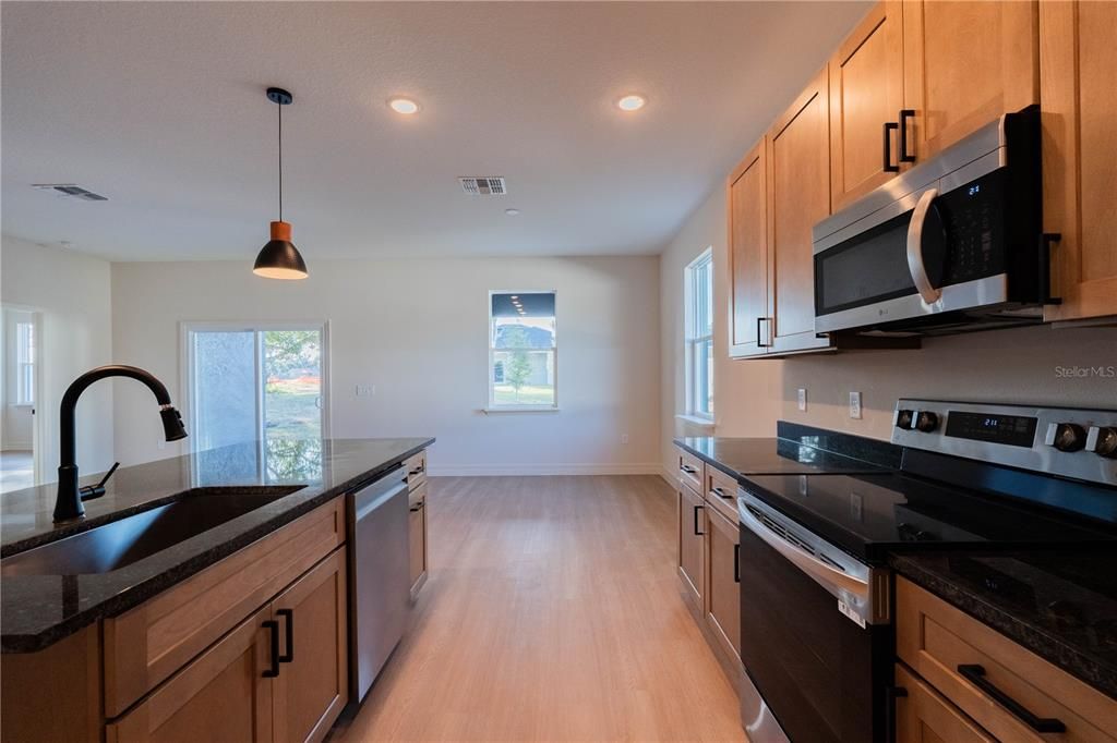 待售: $435,000 (4 贝兹, 2 浴室, 2047 平方英尺)