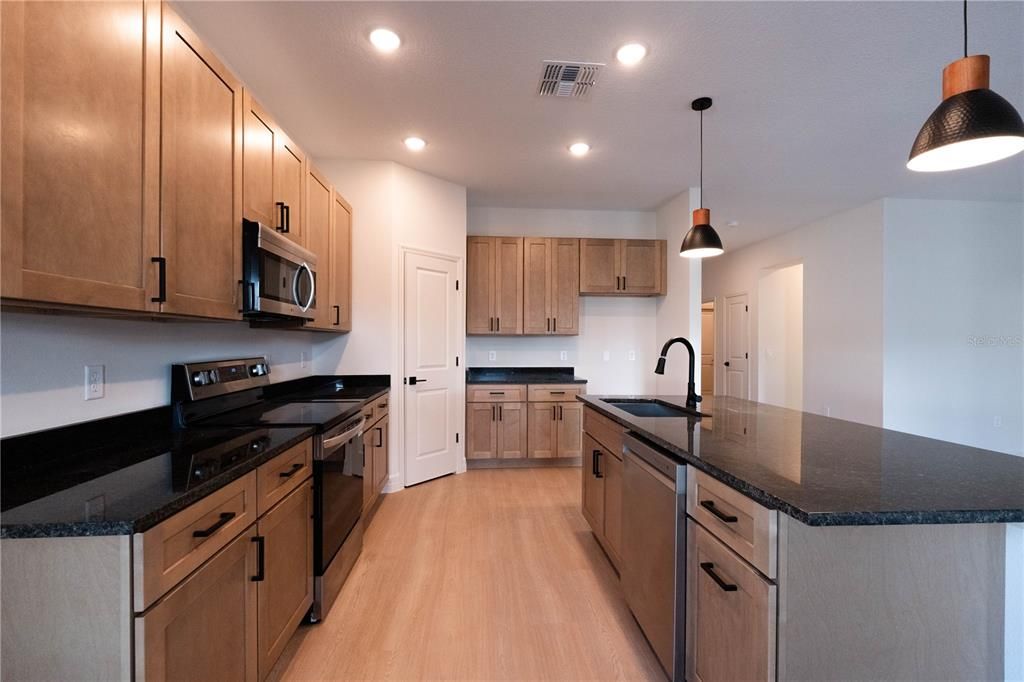 待售: $435,000 (4 贝兹, 2 浴室, 2047 平方英尺)