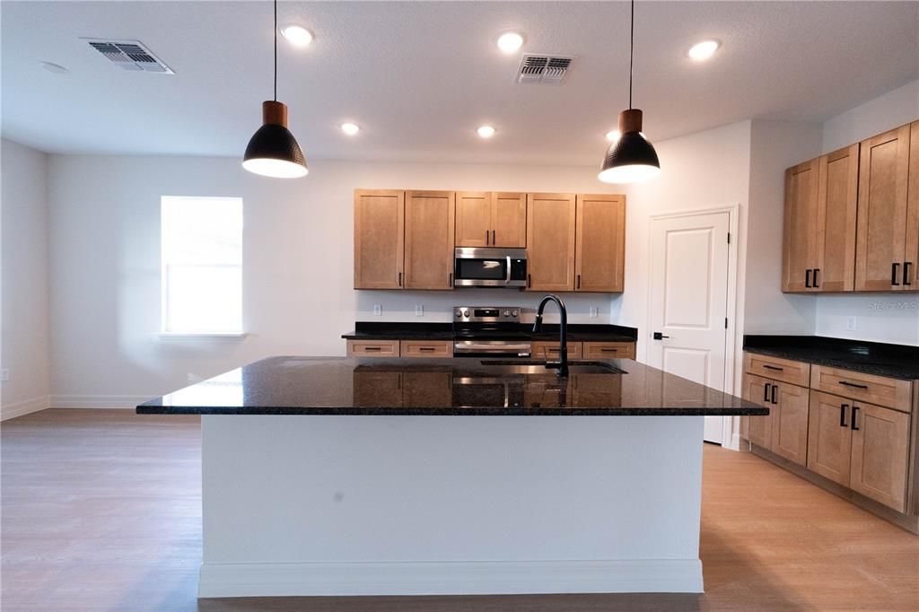 待售: $435,000 (4 贝兹, 2 浴室, 2047 平方英尺)