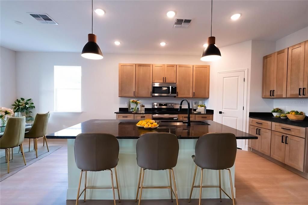 待售: $435,000 (4 贝兹, 2 浴室, 2047 平方英尺)