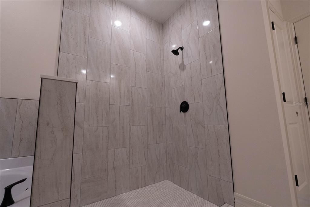 待售: $435,000 (4 贝兹, 2 浴室, 2047 平方英尺)