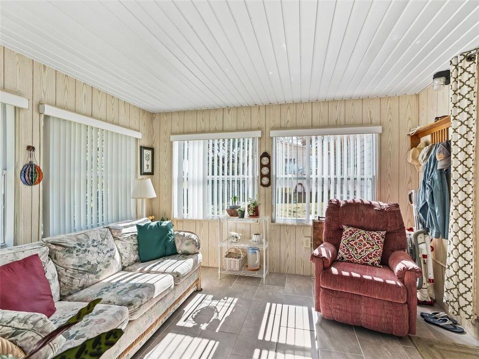 待售: $189,000 (2 贝兹, 1 浴室, 936 平方英尺)