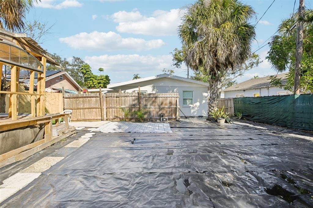 For Sale: $325,000 (2 beds, 1 baths, 904 Square Feet)