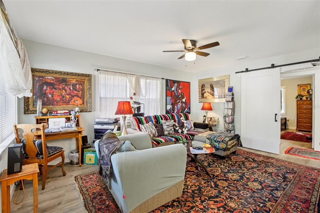 For Sale: $325,000 (2 beds, 1 baths, 904 Square Feet)