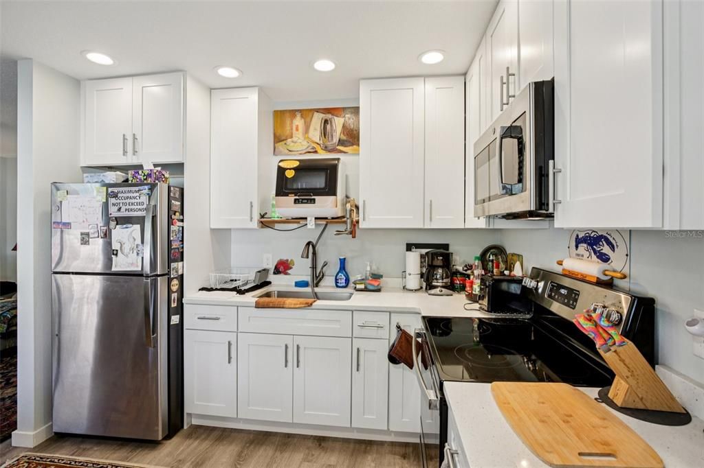 For Sale: $325,000 (2 beds, 1 baths, 904 Square Feet)