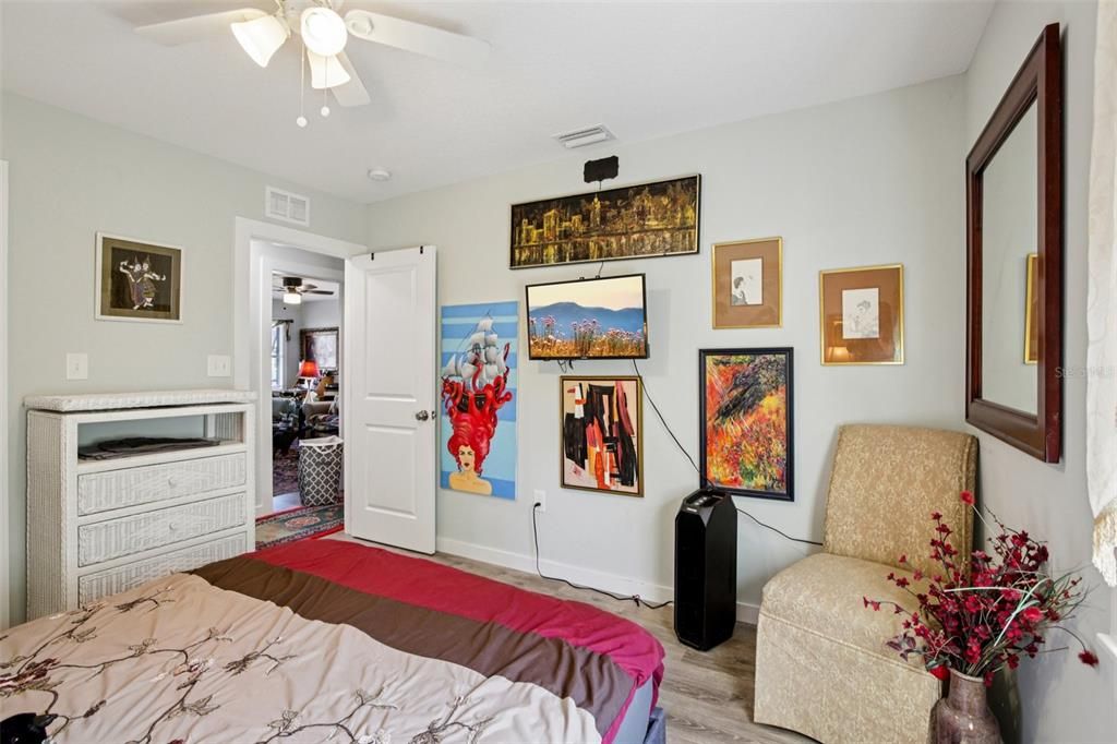 For Sale: $325,000 (2 beds, 1 baths, 904 Square Feet)