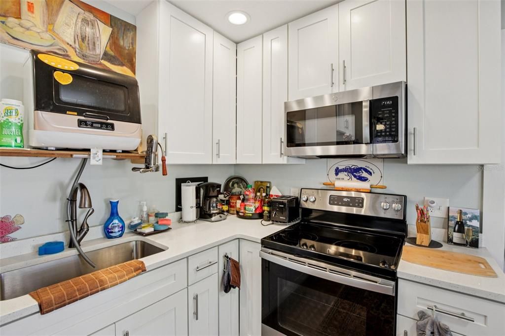 For Sale: $325,000 (2 beds, 1 baths, 904 Square Feet)