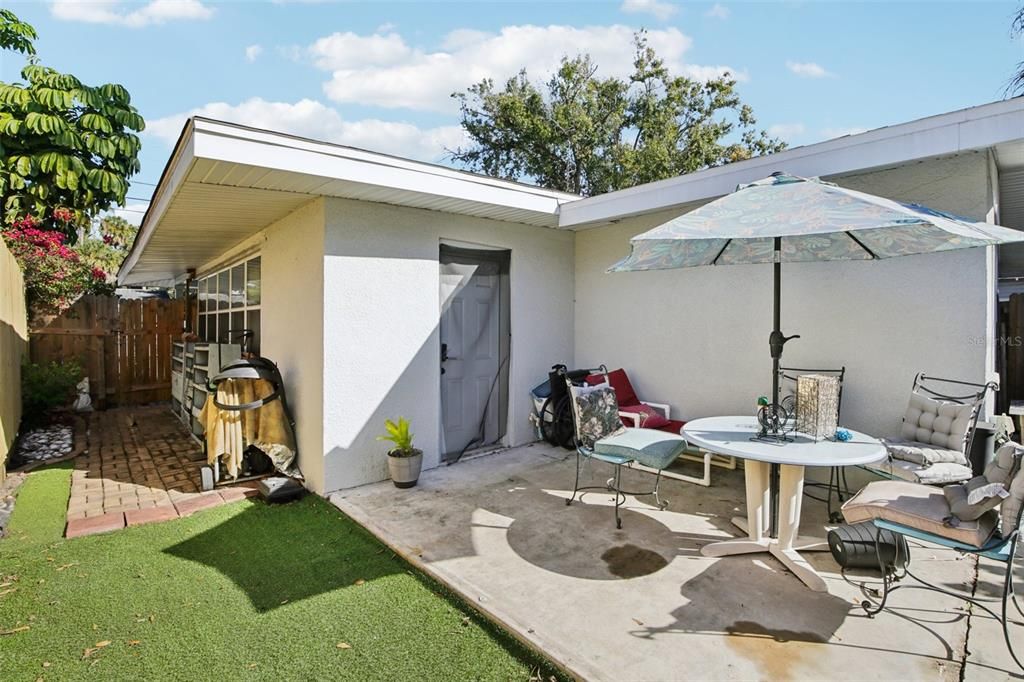 For Sale: $325,000 (2 beds, 1 baths, 904 Square Feet)