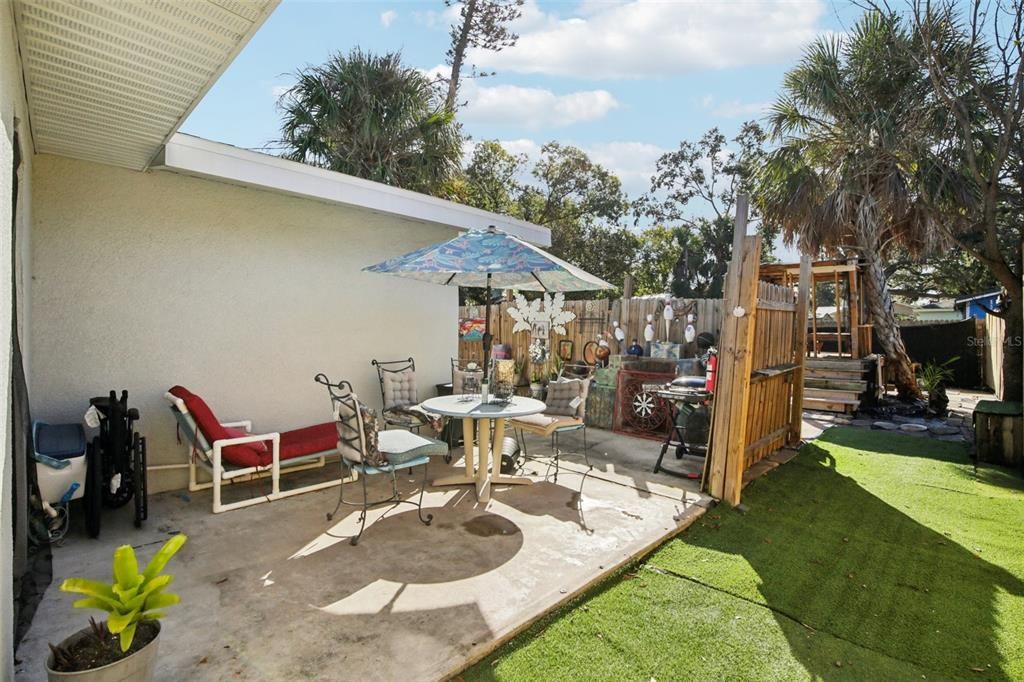 For Sale: $325,000 (2 beds, 1 baths, 904 Square Feet)