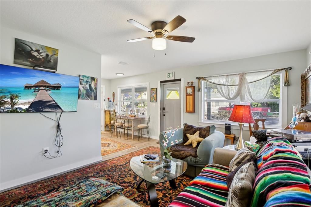 For Sale: $325,000 (2 beds, 1 baths, 904 Square Feet)