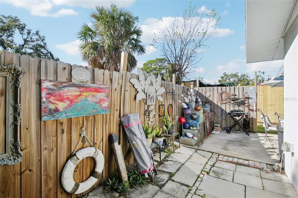 For Sale: $325,000 (2 beds, 1 baths, 904 Square Feet)