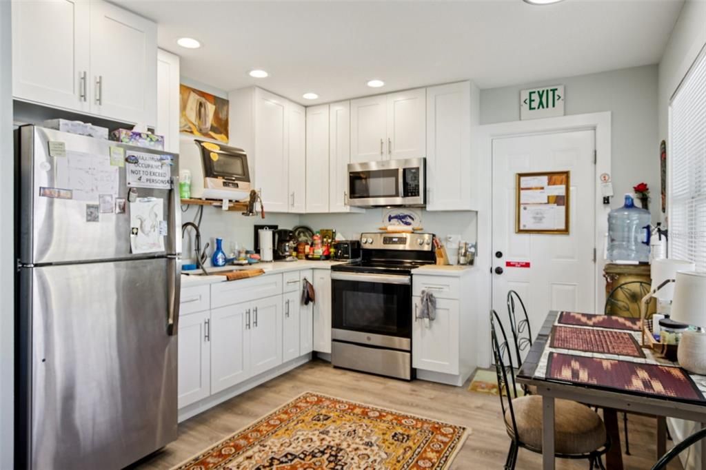 For Sale: $325,000 (2 beds, 1 baths, 904 Square Feet)