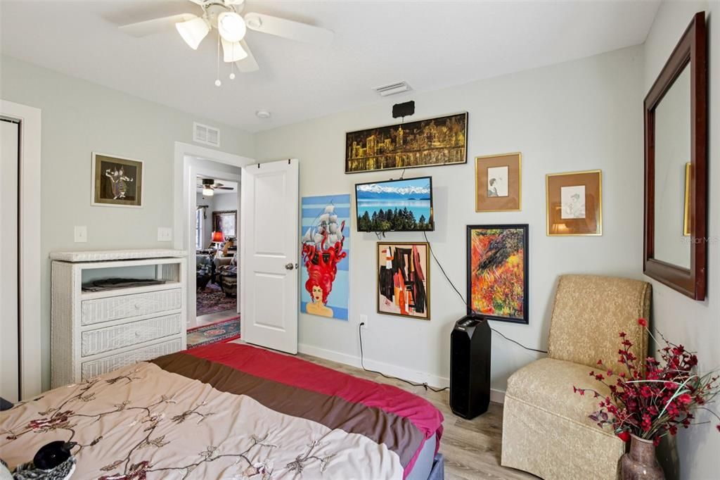 For Sale: $325,000 (2 beds, 1 baths, 904 Square Feet)