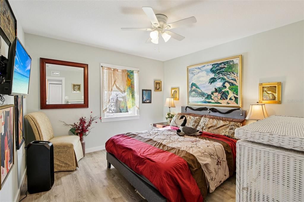 For Sale: $325,000 (2 beds, 1 baths, 904 Square Feet)