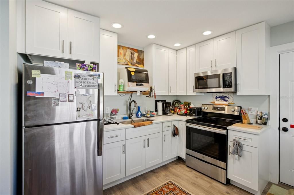 For Sale: $325,000 (2 beds, 1 baths, 904 Square Feet)