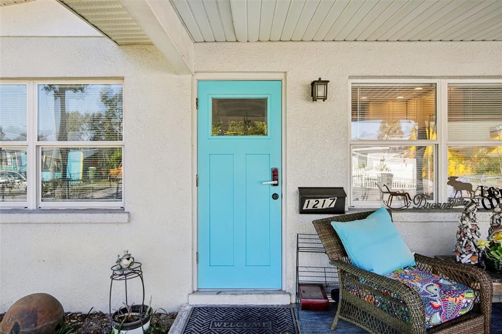 For Sale: $325,000 (2 beds, 1 baths, 904 Square Feet)