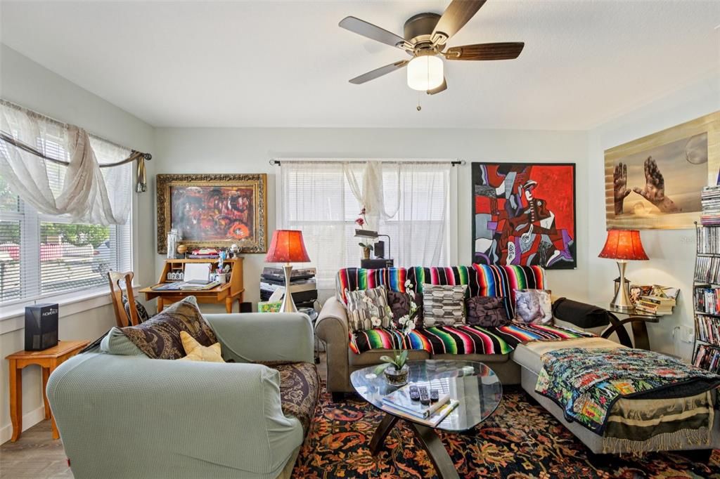 For Sale: $325,000 (2 beds, 1 baths, 904 Square Feet)