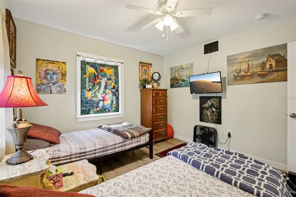 For Sale: $325,000 (2 beds, 1 baths, 904 Square Feet)