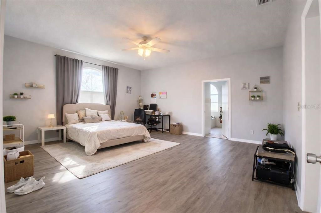 En Renta: $2,990 (4 camas, 3 baños, 2500 Pies cuadrados)