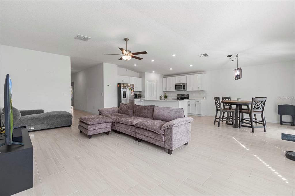 For Sale: $359,900 (4 beds, 2 baths, 1935 Square Feet)