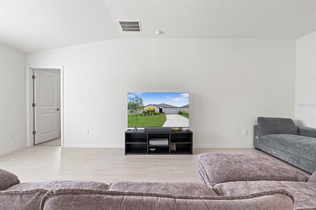 For Sale: $359,900 (4 beds, 2 baths, 1935 Square Feet)