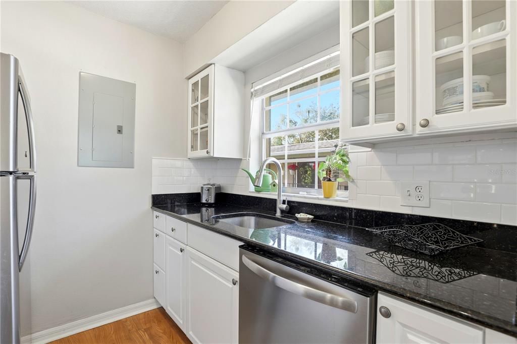 For Sale: $216,000 (2 beds, 1 baths, 850 Square Feet)